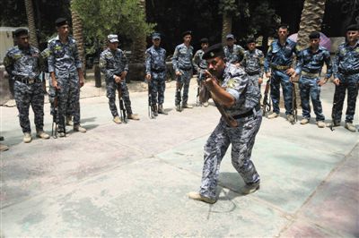 　5日，伊拉克巴格達(dá)，新招募的安全部隊成員進(jìn)行訓(xùn)練。