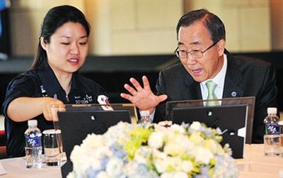 2008年7月，聯(lián)合國(guó)秘書(shū)長(zhǎng)回到韓國(guó)時(shí)，特意會(huì)見(jiàn)李炤燕。