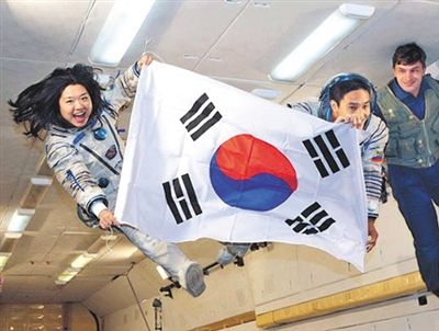 　2007年9月10日，李炤燕（左）在俄羅斯首都莫斯科接受零重力飛行訓(xùn)練。