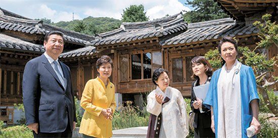 照片中左起分別是習近平、樸槿惠、家具博物館館長鄭美淑(音)、隨同翻譯、彭麗媛。