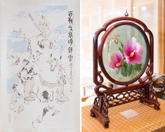 　當?shù)貢r間2014年7月4日，中國國家主席習近平向韓國總統(tǒng)樸槿惠贈送的趙云畫像（左）和木槿花玻璃工藝
