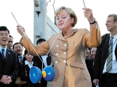 2007年8月27日，北京，默克爾正在玩扯鈴。