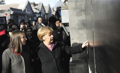 2012年2月2日，北京，默克爾來到南鑼鼓巷游覽。