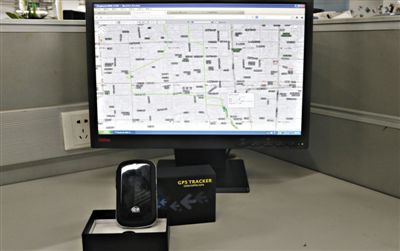 記者花近400元網(wǎng)購(gòu)的定位監(jiān)聽(tīng)器，能通過(guò)短信激活，進(jìn)行實(shí)時(shí)監(jiān)聽(tīng)。