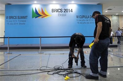 　13日，福塔萊薩的塞阿拉州會展中心，工作人員布置會場新聞發(fā)布廳。