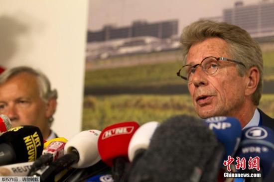 7月17日，在荷蘭阿姆斯特丹斯希普霍爾機(jī)場舉行的的新聞發(fā)布會上，馬航歐洲區(qū)負(fù)責(zé)人介紹情況。