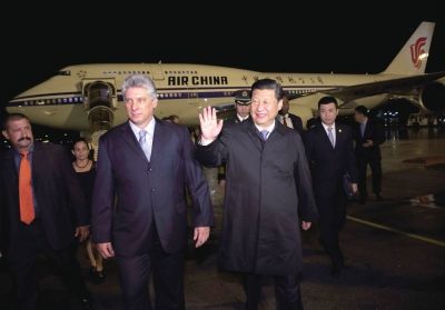 21日晚,習(xí)近平乘坐的專機(jī)抵達(dá)哈瓦那何塞·馬蒂國際機(jī)場(chǎng)。古巴國務(wù)委員會(huì)第一副主席兼部長會(huì)議第一副主席