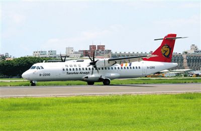 一架停在地面的臺灣復(fù)興航空ATR72型客機(jī)。昨日，一架高雄飛往馬公的復(fù)興航空ATR72-500型客機(jī)在澎湖發(fā)生緊急迫降意外，事故航班號GE222。新華社發(fā)