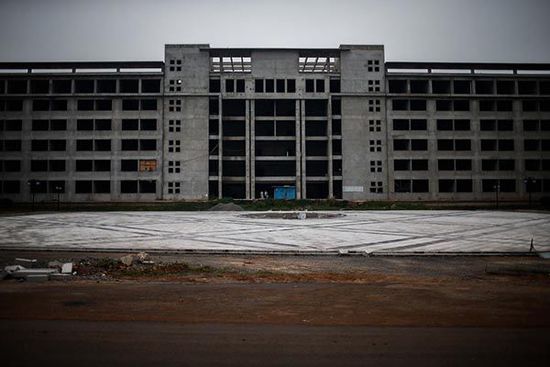 2014年7月11日，安徽省宿州市蕭縣，空置廢棄的縣政府新大樓。 澎湃新聞 楊一 圖