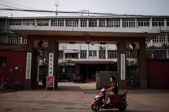 這是一座老城區(qū)的四層老式辦公樓。