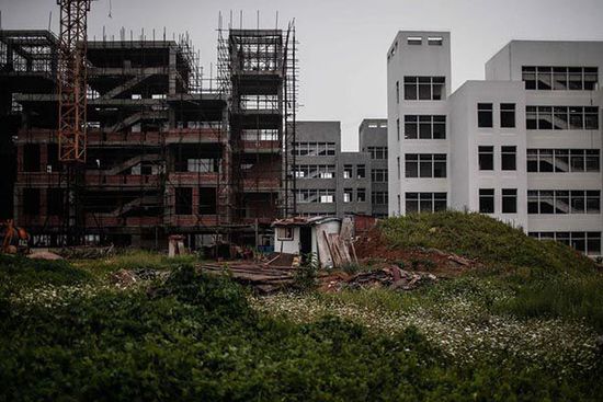 2014年7月11日，安徽省宿州市蕭縣，荒棄的政府新辦公樓前荒草一片。 澎湃新聞 楊一 圖