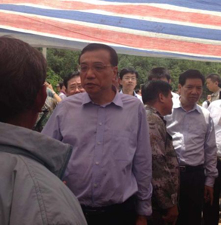 走進(jìn)帳篷，總理就握住蔡官耀的雙手說(shuō)：“不行，這個(gè)帳篷太簡(jiǎn)易了”。說(shuō)完這句，叮囑蔡官耀，“不能回家住”