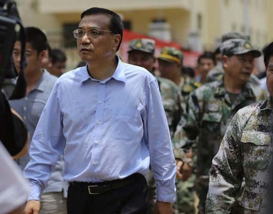 　8月4日，中共中央政治局常委，國(guó)務(wù)院總理李克強(qiáng)在云南魯?shù)榈卣馂?zāi)區(qū)察看災(zāi)情。