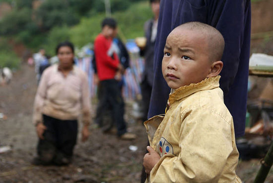 帳篷有限，尚有不少村民沒有地方躲雨。澎湃新聞 程藝輝 圖