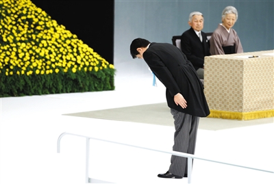 8月15日，日本東京舉行的“全國戰(zhàn)歿者追悼儀式”上，日本首相安倍晉三向戰(zhàn)歿者鞠躬致意。