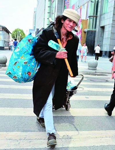 在武廣附近拍攝到的拾荒男。