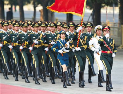 昨日，151人最大陣容的三軍儀仗隊，著新式禮賓服接受檢閱。這也是解放軍儀仗隊、軍樂團(tuán)新式禮賓服首次亮