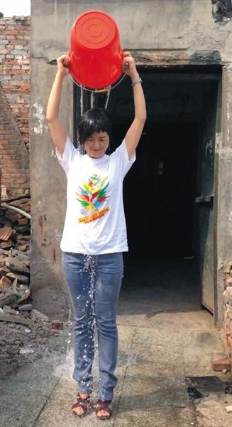 20日下午，央視主持人張泉靈參與“冰桶挑戰(zhàn)賽”。圖片來自微博