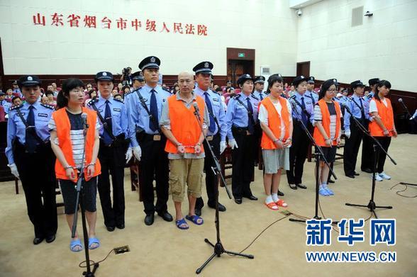 8月21日，被告人張帆、張立冬、呂迎春、張航、張巧聯(lián)到庭。法庭逐一核對被告人身份。