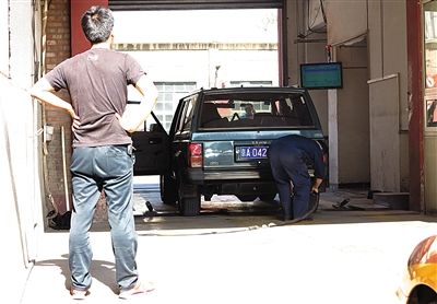一家汽車檢測場正在檢測車輛。