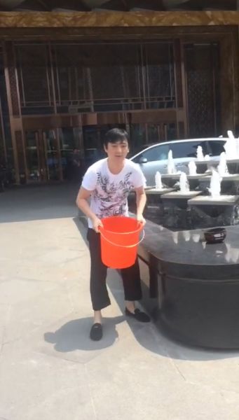 王思聰在進(jìn)行冰桶挑戰(zhàn)。