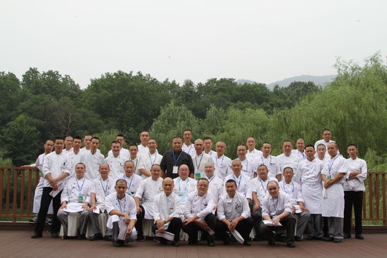 幾十位光頭廚師的大合照。 花惠生 供圖