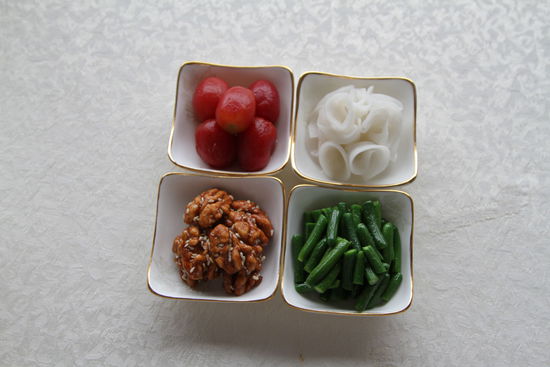 四調(diào)味：圣女果、蓮藕、核桃仁、小黃瓜。 花惠生 供圖