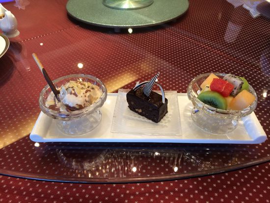 西點水果拼盤、巧克力布朗尼、冰淇淋。 花惠生