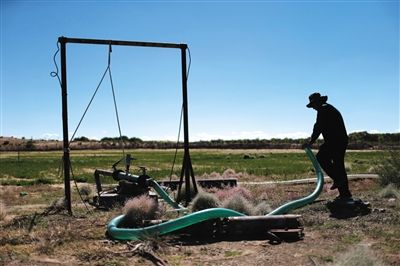 　布日古德起動水泵，等了幾分鐘才有水上來，沒抽一會兒就沒水了，等一陣子才能繼續(xù)抽。