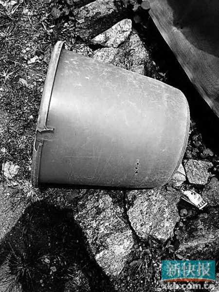 　　事發(fā)現(xiàn)場(chǎng)發(fā)現(xiàn)的彈孔。