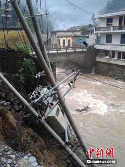 9日以來，陜西省鎮(zhèn)巴縣持續(xù)出現(xiàn)強(qiáng)秋淋天氣，21鎮(zhèn)不同程度受災(zāi)，電力、交通、移動(dòng)通訊一度中斷。