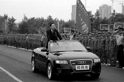 安徽新華學院院長乘敞篷車“閱兵”場面。網(wǎng)絡(luò)截圖