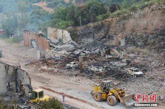 9月23日上午，花炮廠清理工作正在進(jìn)行，山谷內(nèi)的廠房已被爆炸夷為平地。中新社發(fā) 楊華峰 攝