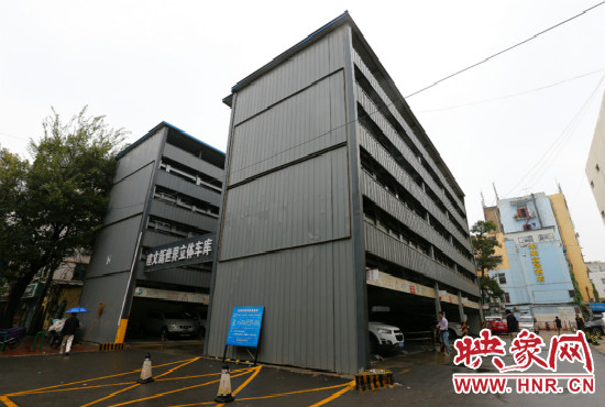 目前，市區(qū)內(nèi)的停車場數(shù)量還不能滿足廣大市民的需求。