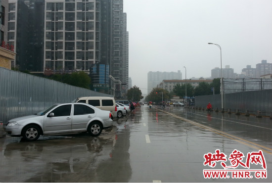 由于停車場分配不均，廣大私家車主選擇將車停在路邊。