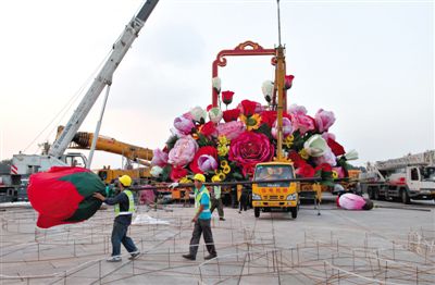 吊裝現(xiàn)場。昨晚，天安門立體主花壇“祝福祖國”完工，今天起供游人參觀。