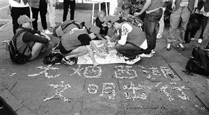 　志愿者用撿來的煙頭，拼起了“無煙西湖”圖案 通訊員供圖