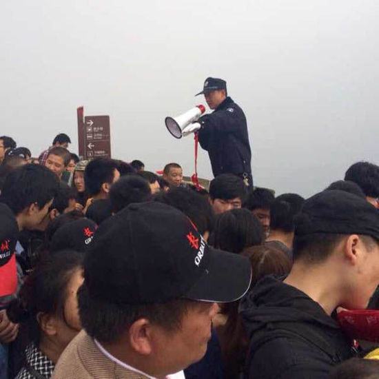 八達(dá)嶺長城上保安在維持秩序。