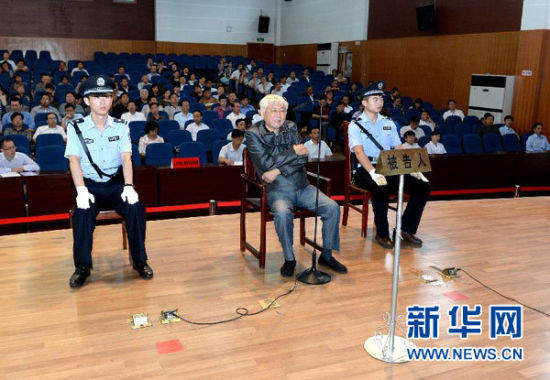 9月29日，方廣云在庭審現(xiàn)場(chǎng)。當(dāng)日，“合肥房叔”腐敗窩案核心人物方廣云在安徽省廬江縣出庭受審。 新華社記者 郭晨 攝