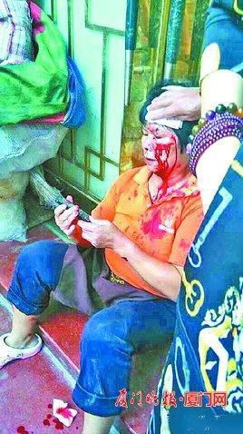 廈門(mén)一婦女上廁所插隊(duì)遭游客拍磚 頭部鮮血直流