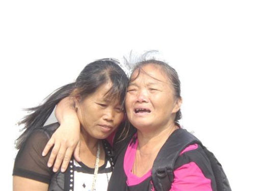 見到救命恩人魏冬桂（左），沈愛蘭十分激動