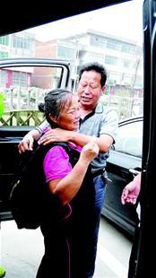 離別時，沈愛蘭（左）擁抱救命恩人李春富