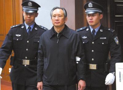 昨天，被告人張曙光在法庭上聽取宣判。新華社發(fā)