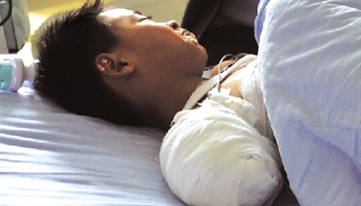 被黑熊咬掉右胳膊后，他忍著痛沒哭；術(shù)后躺在病床上，他沒哭。