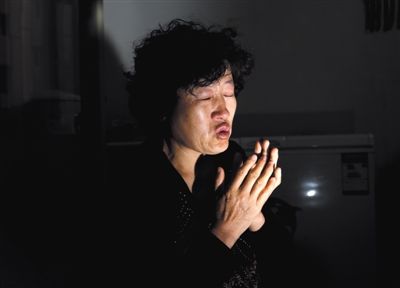 昨日,呼格吉勒?qǐng)D的媽媽尚愛(ài)云在內(nèi)蒙古呼市家中講述這些年來(lái)的上訪經(jīng)歷。本版圖片/新京報(bào)記者 郭鐵流