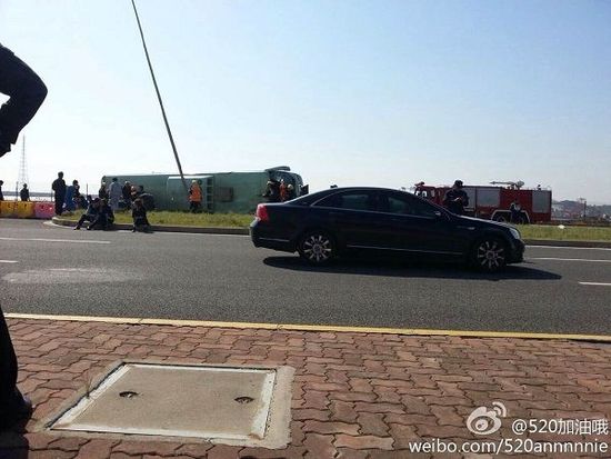 上海大巴在東海大橋上側翻 已致6死40多傷(圖)