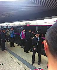 昨日18時(shí)57分，北京地鐵5號(hào)線惠新西街南口一女子遭遇不幸。昨晚9時(shí)記者在中日友好醫(yī)院發(fā)現(xiàn)女子已不幸身亡，女子遇險(xiǎn)是被夾在安全門和地鐵門中間，列車啟動(dòng)后掉下站臺(tái)。