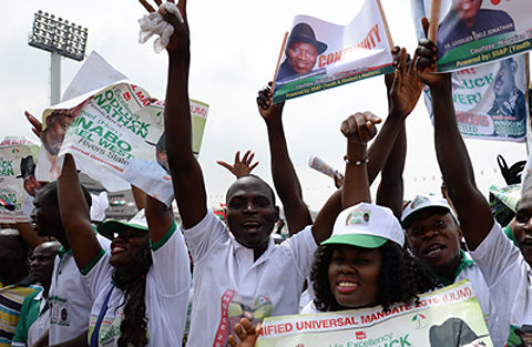 11日，喬納森總統(tǒng)的支持者在集會(huì)現(xiàn)場(chǎng)。