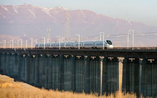 11月16日，從烏魯木齊南站首發(fā)的D8602次列車駛往哈密。