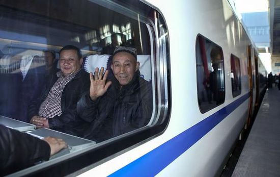 11月16日，旅客乘坐從烏魯木齊南站首發(fā)的D8602次列車。